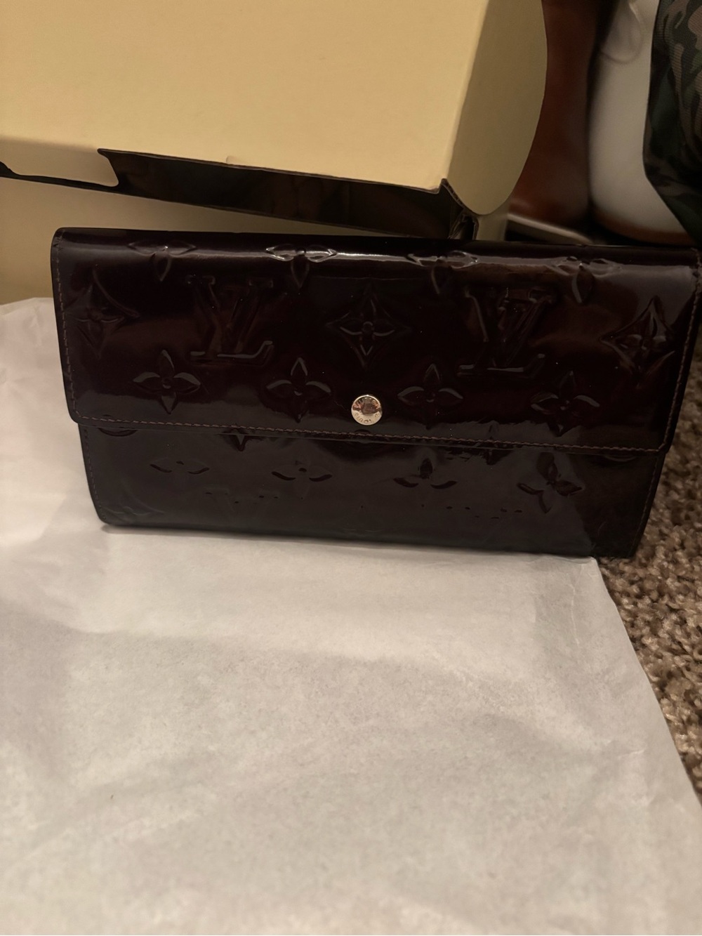 Louis Vuitton Amarante Vernis Patent Monogram Sara Envelope Wallet